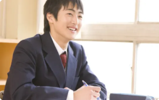 学生服を着た男の子が勉強している写真