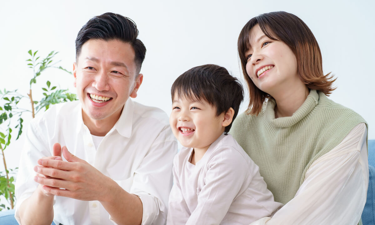 笑顔の家族の写真