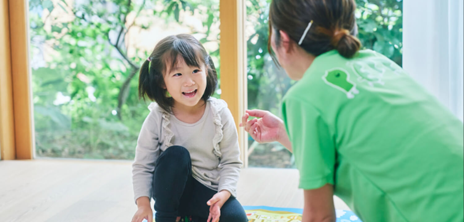 自宅でレッスンを受ける女の子と講師の写真