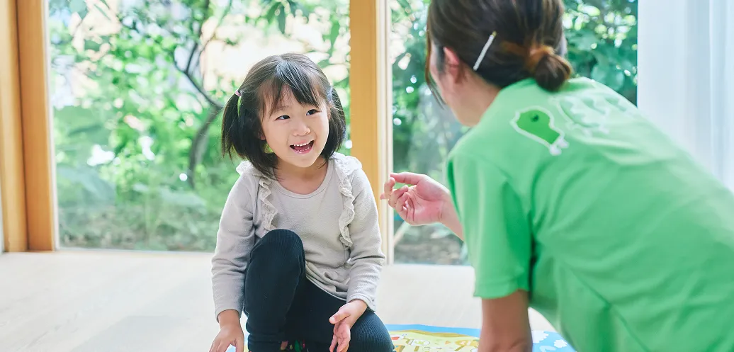 自宅でレッスンを受ける女の子と講師の写真