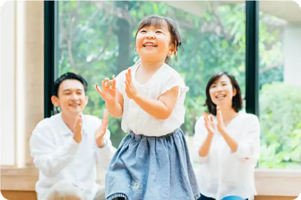 体験レッスンを受ける女の子と見守る親御さんの写真