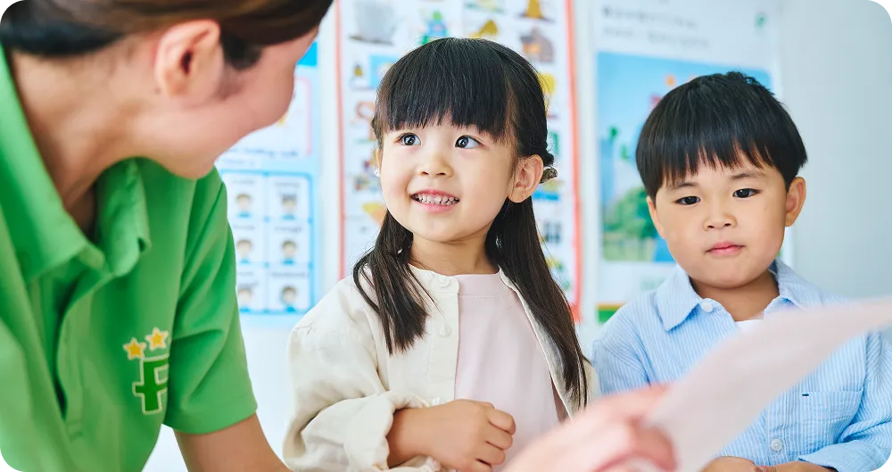 レッスンを受けている女の子と男の子の写真