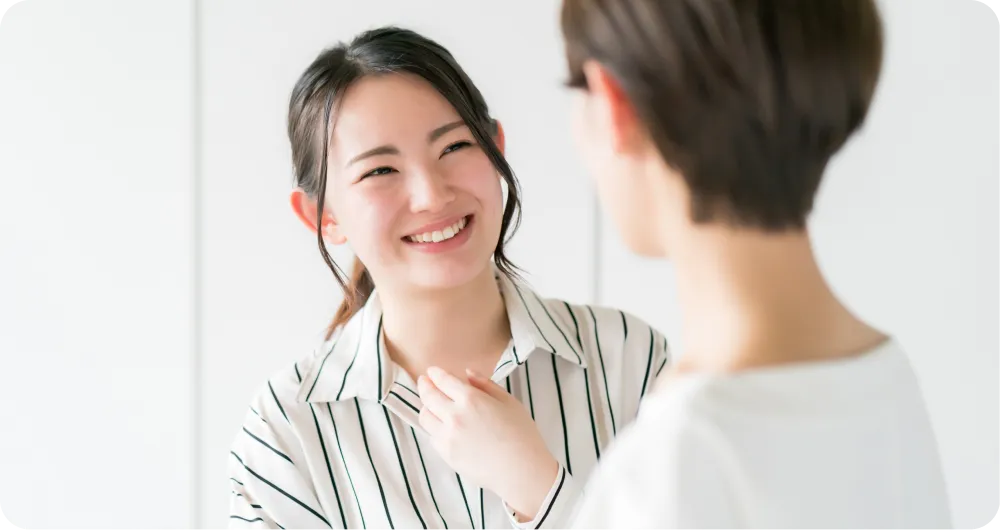 子どもを見守る母親の写真