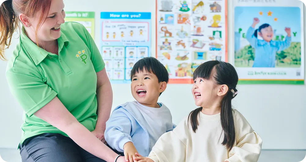 笑っている男の子と女の子と講師の写真